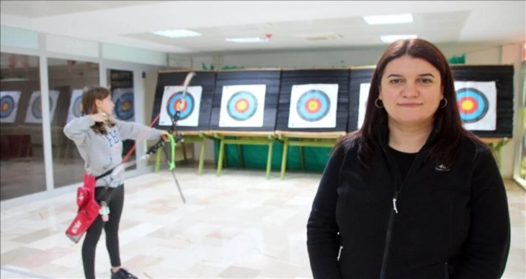 Anne hakem, kızı okçu