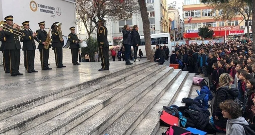 Askeri Bandodan Sürpriz Konser