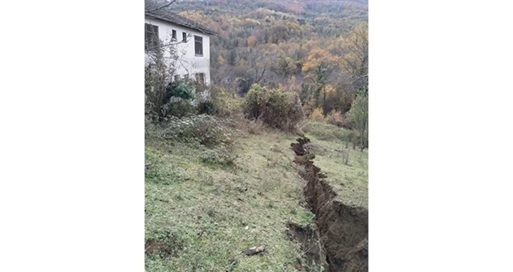 Ayancık'ta toprak kayması: 2 ev tahliye edildi