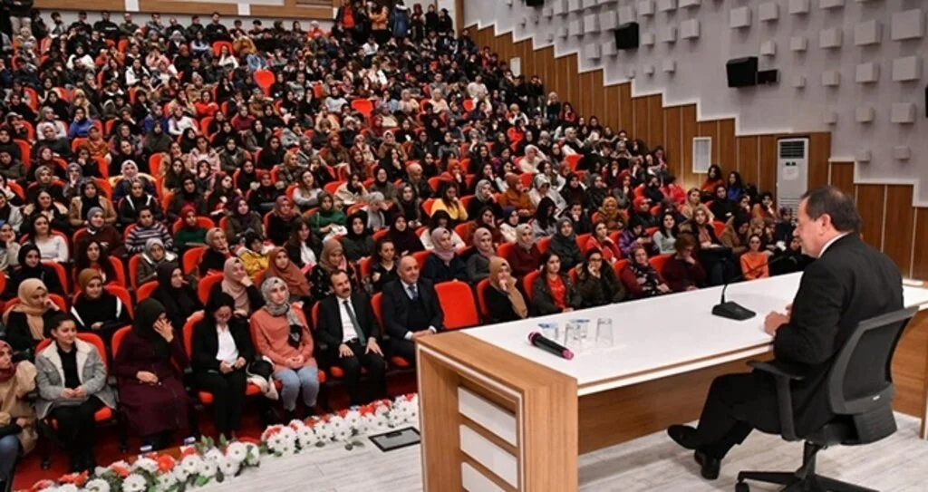 Başkan Demir’den üniversite öğrencilerine: “Kendinizi iyi yetiştirin”