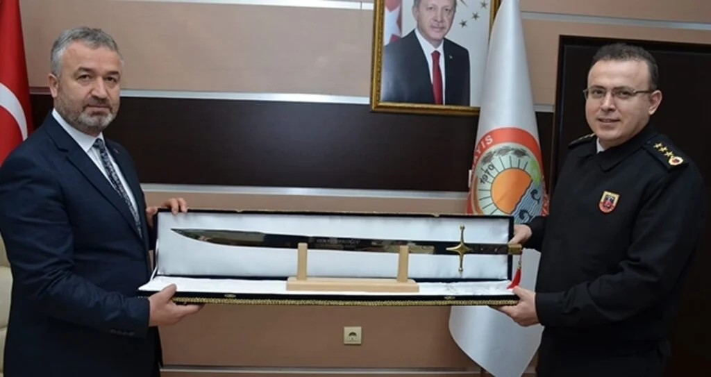 Başkan Topaloğlu'ndan Komutana Kılıç