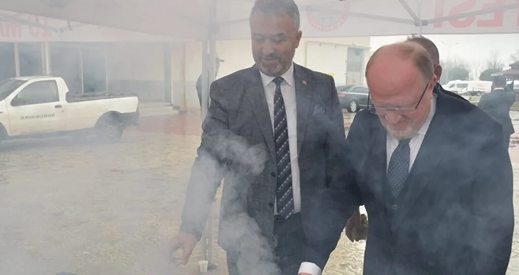Başkan ve Rektör  Öğrencilere Hamsi Pişirdi 