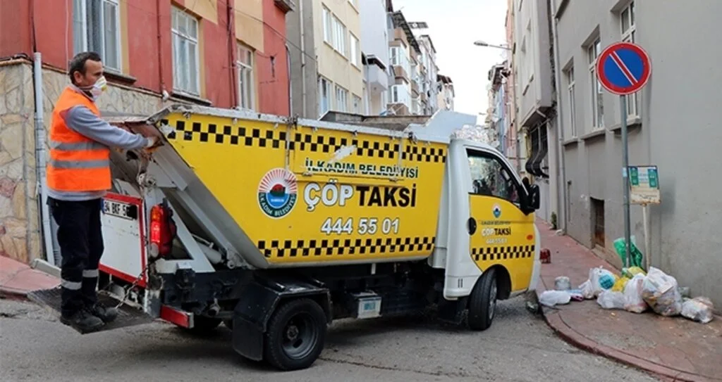 Bu taksi insan değil 'çöp' taşıyor