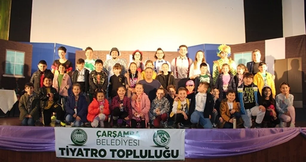 Çarşamba Belediyesi Tiyatro Topluluğunun ilk gösterisi büyük beğeni topladı