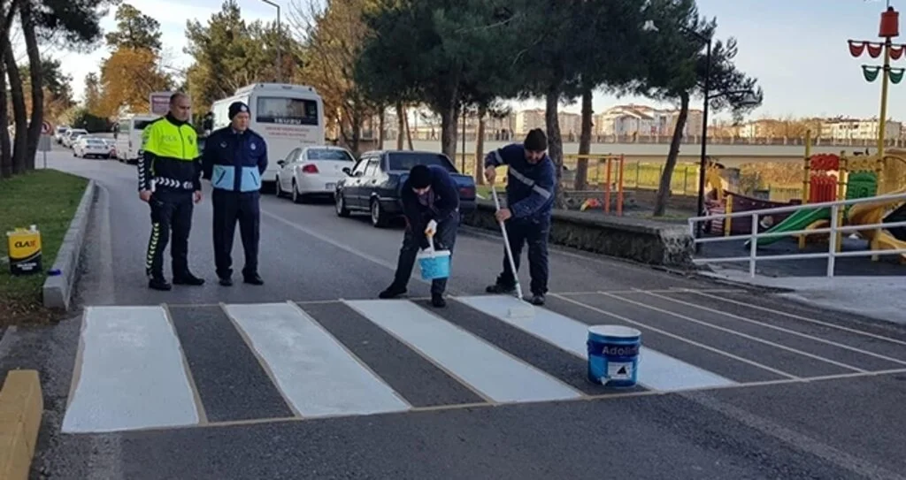 Çarşamba Belediyesi’nden levha ve yaya geçidi çalışmaları