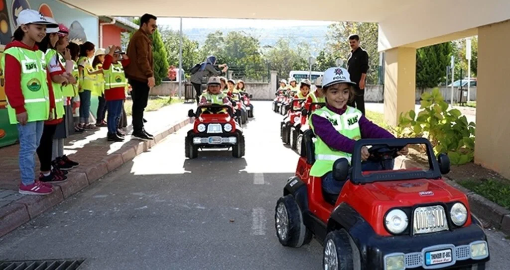 Çocuklara küçük yaşta uygulamalı trafik eğitimi