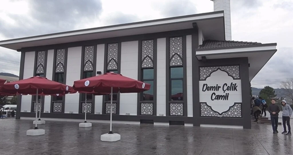 Demir Çelik Camii ibadete açıldı
