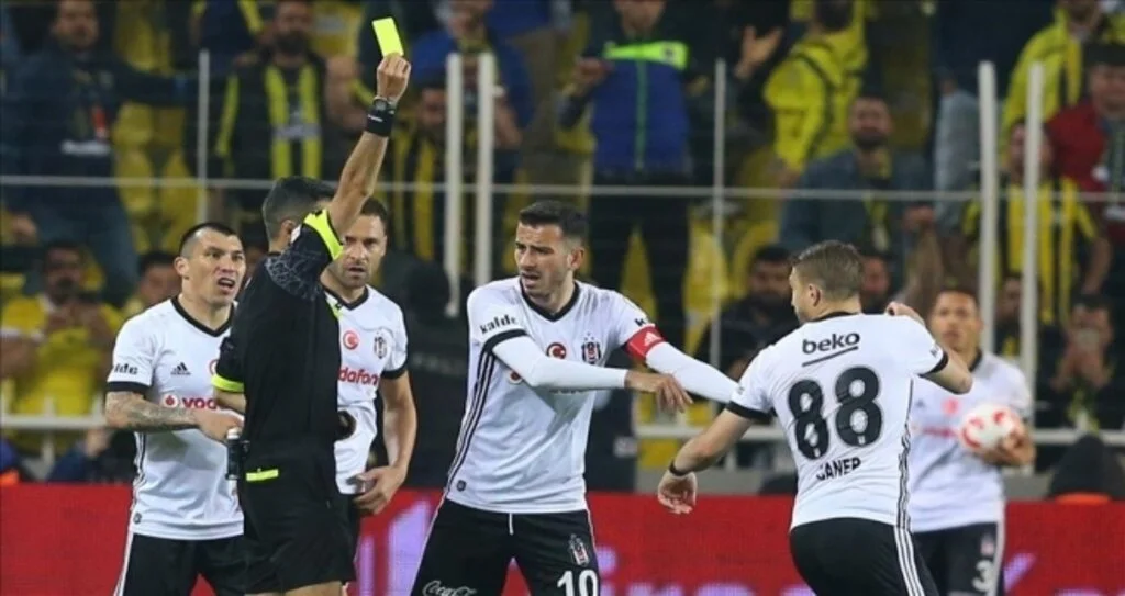 Derbide kartlar havada uçuşuyor