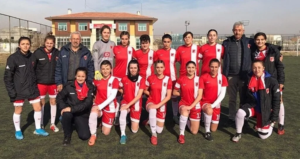 DİŞİ KRAMPONLAR LİDER GİTTİ LİDER DÖNDÜ