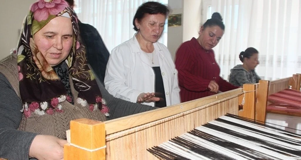 Dokuma tezgahlarında hayatlarını dokuyorlar