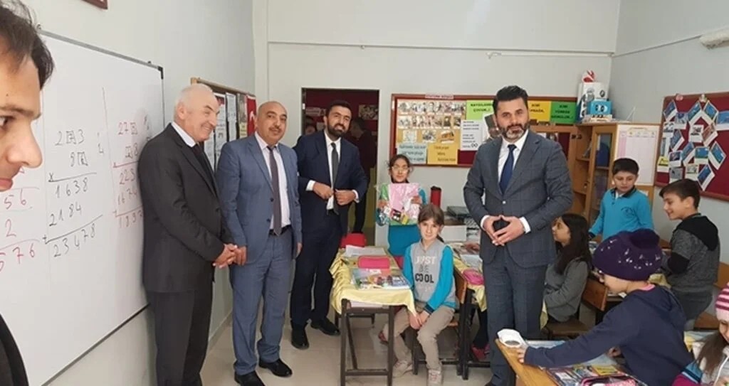 Emirlili öğrencilere kırtasiye desteği