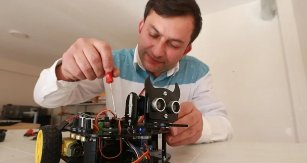 Hayalinin Peşinden Gidiyor