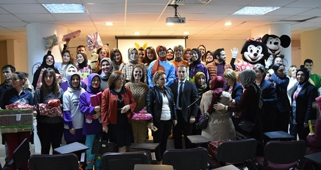 Hemşire Adayları Yeni Yılda Çocukları Sevindirdi