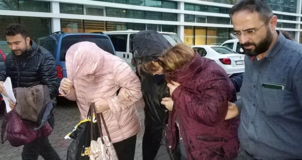 Hırsızlıktan tutuklanan 3 kadın ağlayarak cezaevine gitti