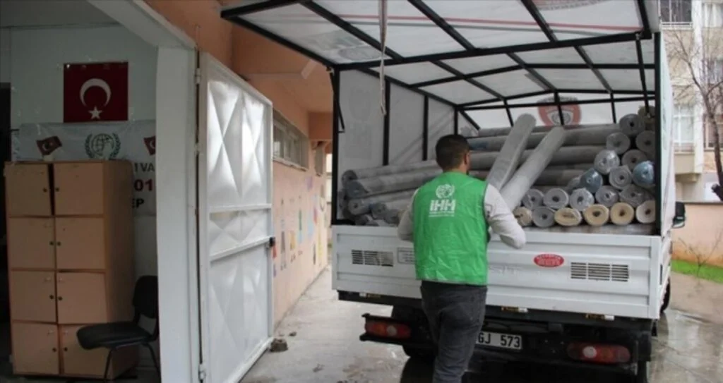 İdlib'den göç edenlerin soğuğa karşı vazgeçilmezi halılar Gaziantep'ten