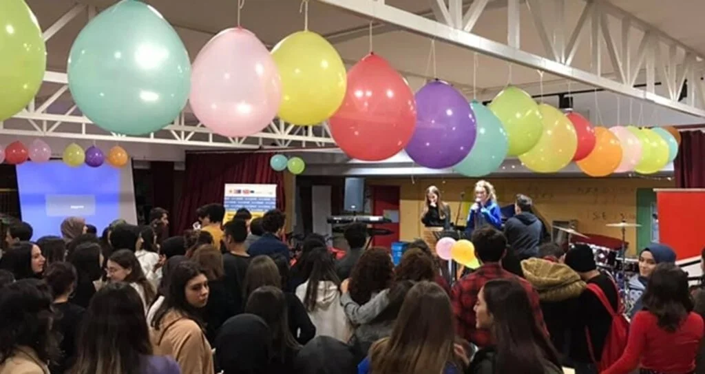 İğne Deliği 17 yaşında