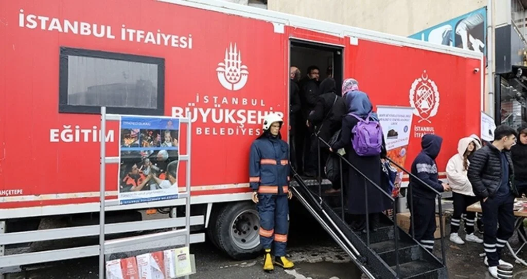 İtfaiyenin 'Yangın Tırı' Yollara Düştü