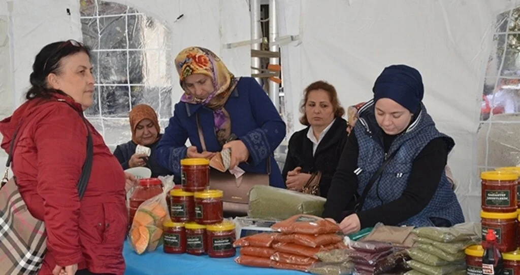 Kadınların ürettikleri  yerli ürünler tezgahlarda