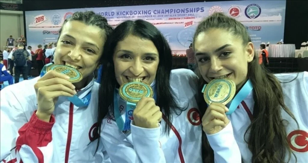 Kick boksun 'Altın kızları' Dünya Şampiyonası'nda iz bıraktı