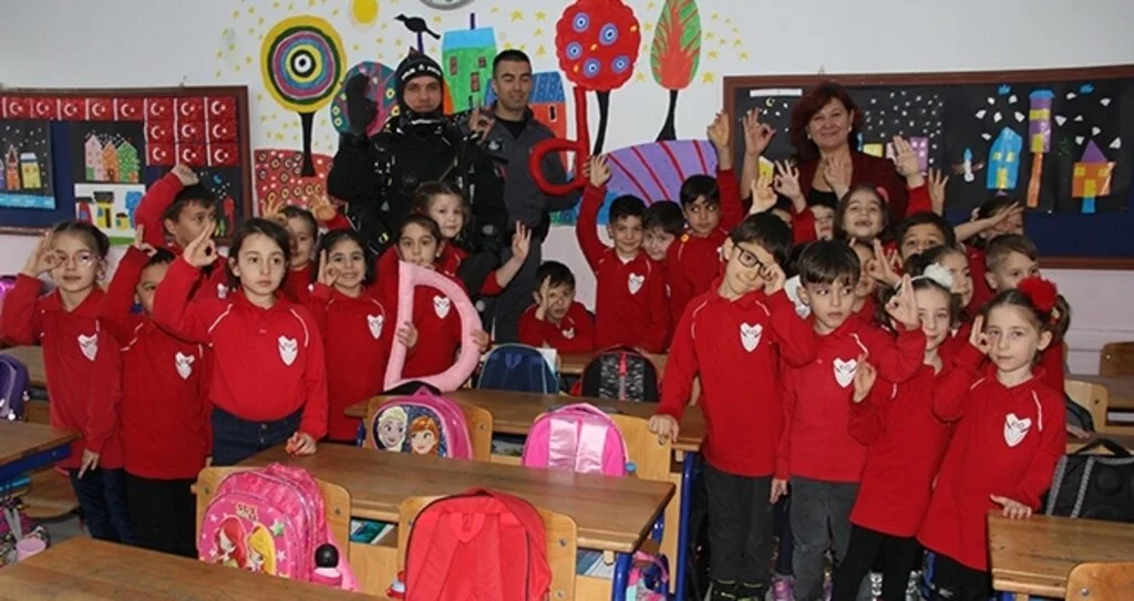 Kurbağa Adamlar Okulda Ders Verdi 
