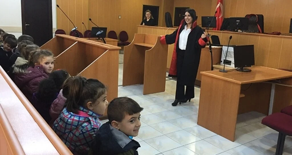 Minik öğrenciler adliyeyi tanıdı