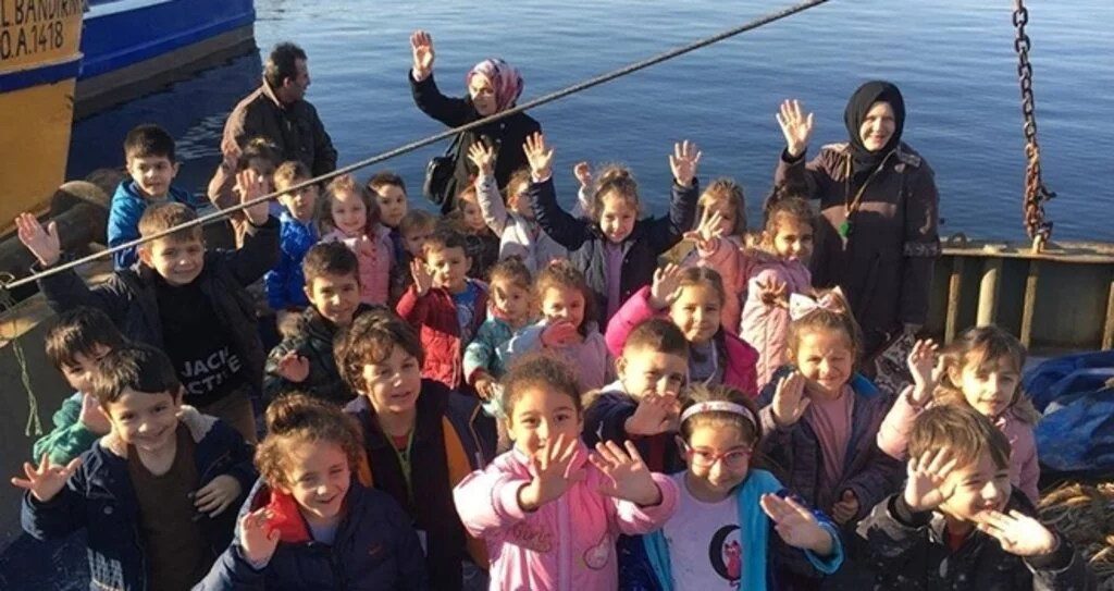 Minikler balık çeşitlerini balıkçılardan öğrendi