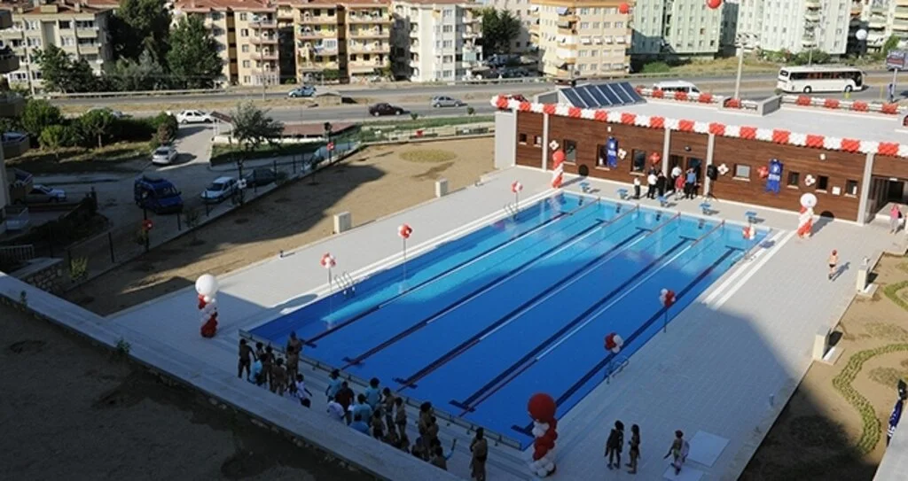 Mudanya Belediyesi, Büyükşehir'in yüzme havuzunu kapattırdı