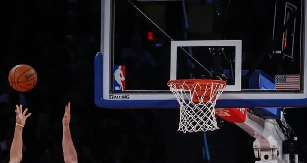 NBA'de 2 uzatmaya giden Teksas derbisini Spurs kazandı