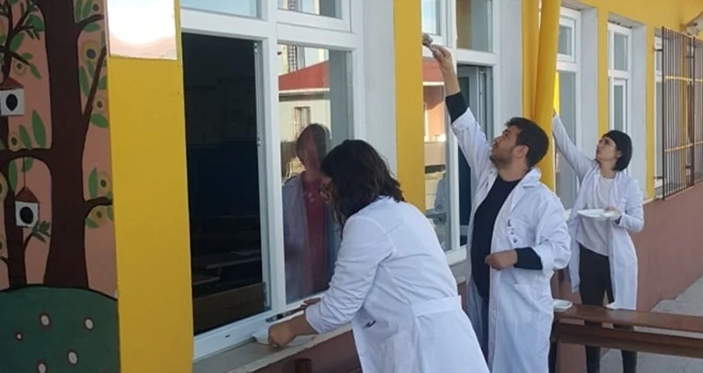 Öğretmenler Kendi Okullarını Boyadı 