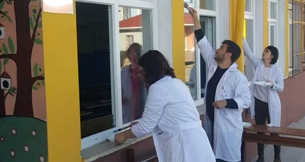 Okul İdareciler ve Öğretmenler Tarafından Boyandı