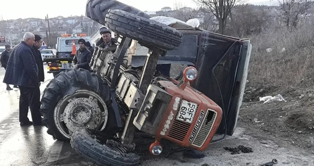 Otomobil ile traktör çarpıştı: 4 yaralı