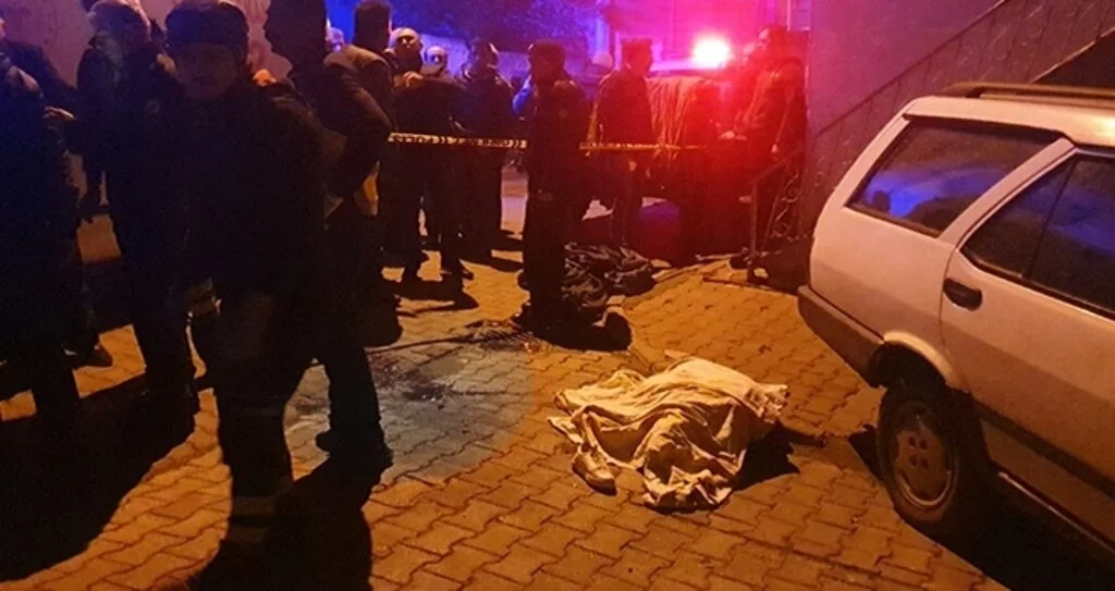 Otomobil karşı yönden gelen motosiklete çarptı, aracın altında kalan kadın 700 metre sürüklendi