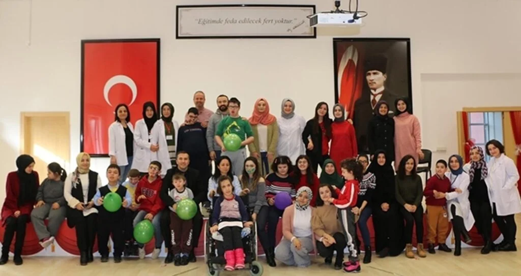 Özel çocuklar KYK'lılarla coştu