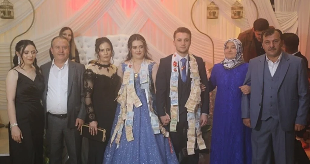 Öznur & Batuhan evliliğe ilk adımı attı