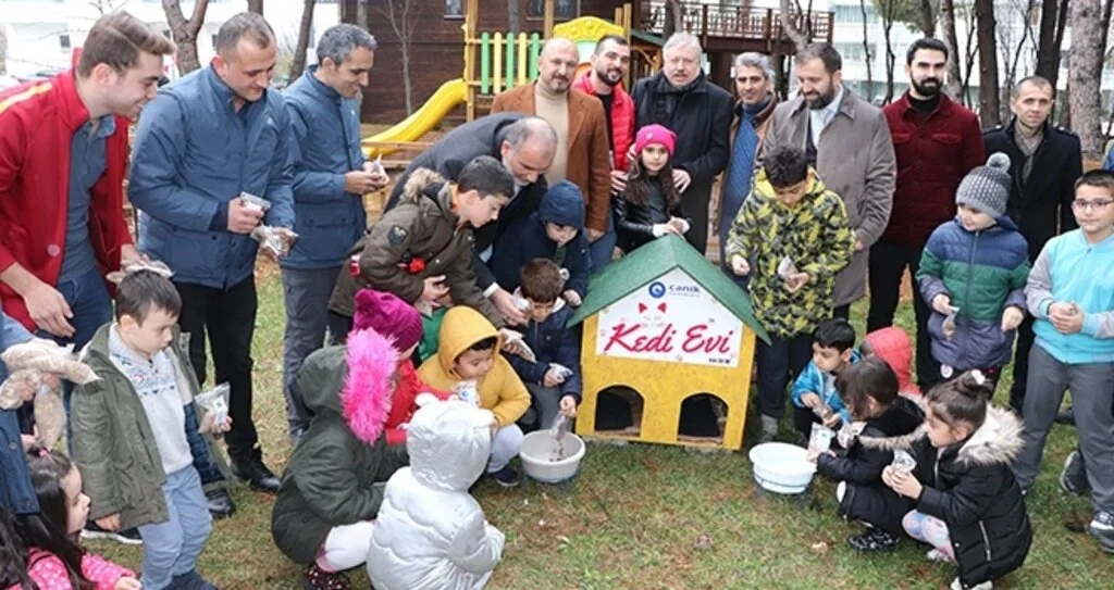 Postacılar artık gittiği her sokağa mama bırakacak