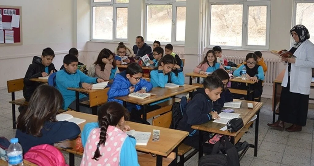 Protokol üyeleri  öğrencilerle kitap okudu 