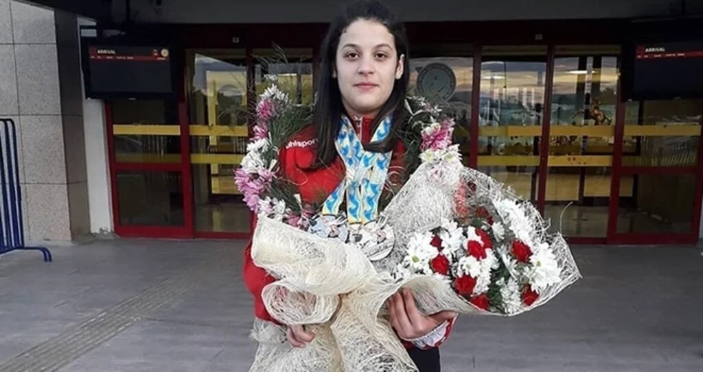 ŞAMPİYON ÇİÇEKLERLE KARŞILANDI