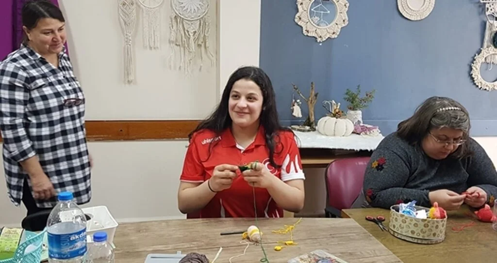 Şampiyon Esma Alper çini boyadı, bebek örgüsü yaptı