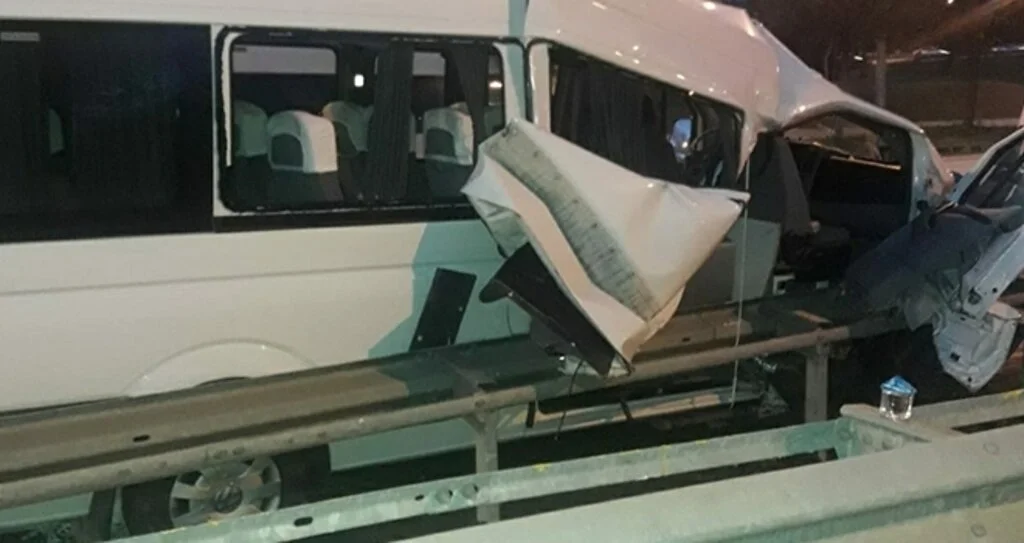 Samsun'da Dolmuş minibüs bariyere çarptı: 5 yaralı