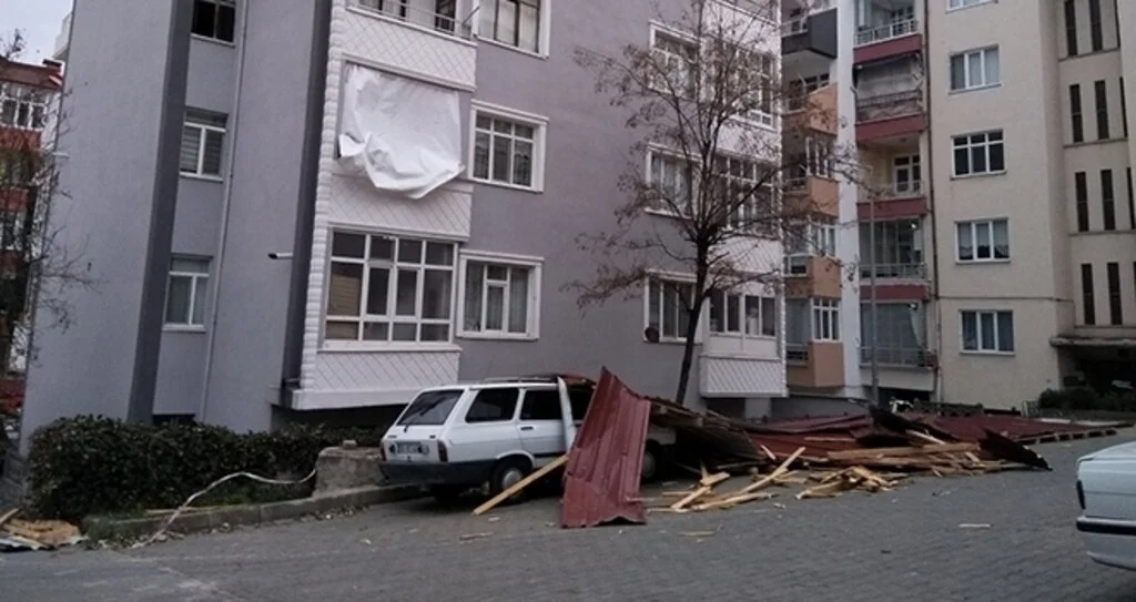 Samsun'da Rüzgar Çatı Uçurdu