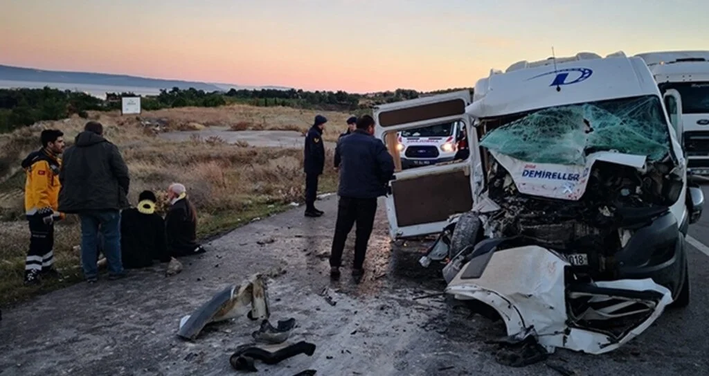 Servis minibüsü, vince arkadan çarptı: 15 yaralı