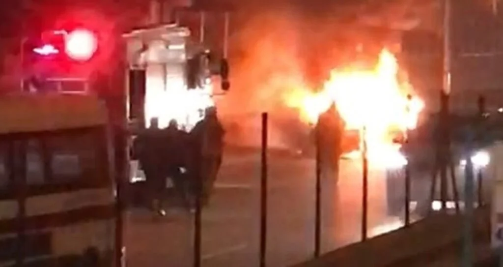Seyir halindeki otomobil alev alev yandı, 3 kişi ölümden döndü