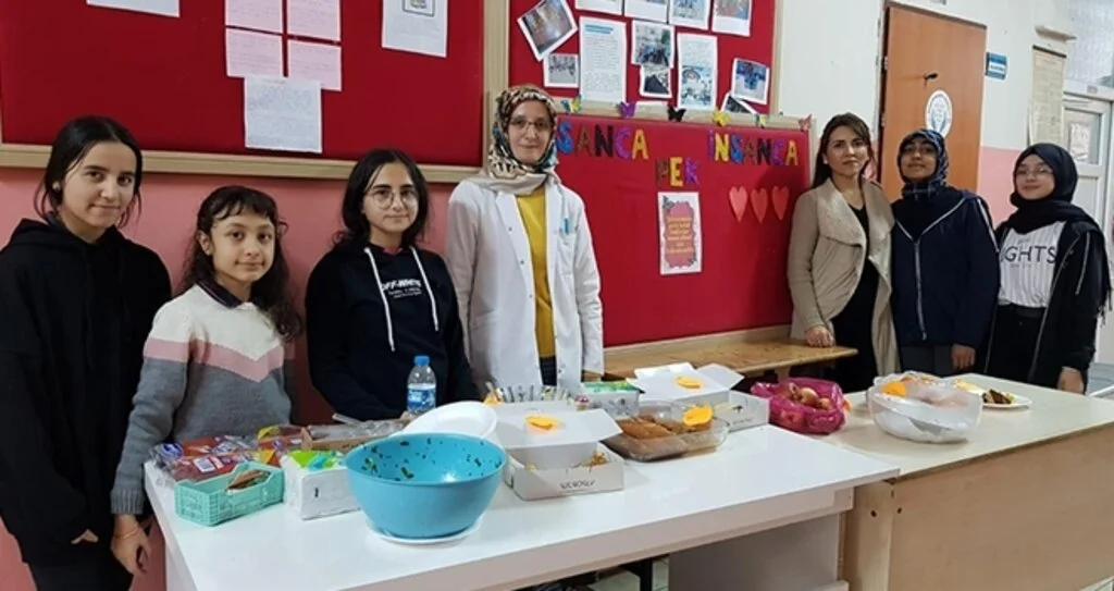 Sokak canlarına mama almak için kermes