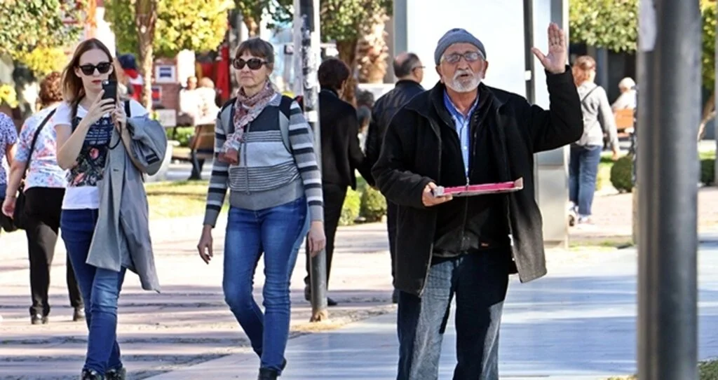 Sokakta yaktığı ağıtlar herkesin yüreğini dağlıyor