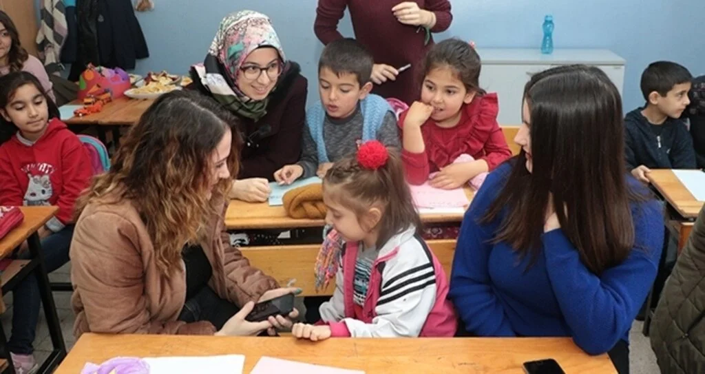 Üniversiteli kızlardan yürek ısıtan davranış