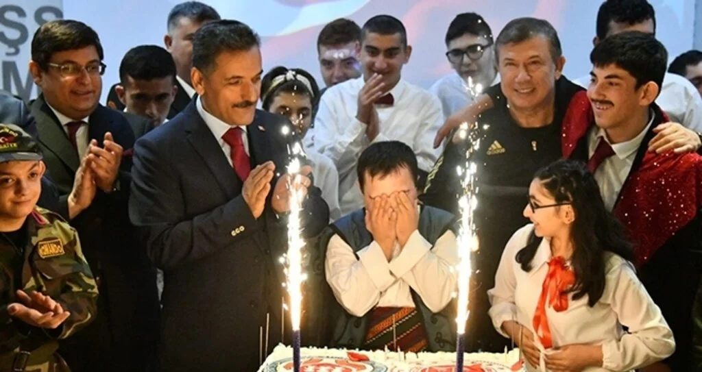 Vali Kaymak ve Tanju Çolak özel öğrencilerle halay çekti