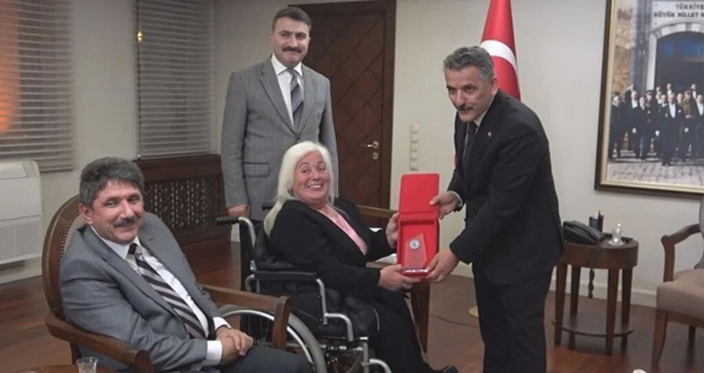 Vali Kaymak’a 'insan hakları' plaketi