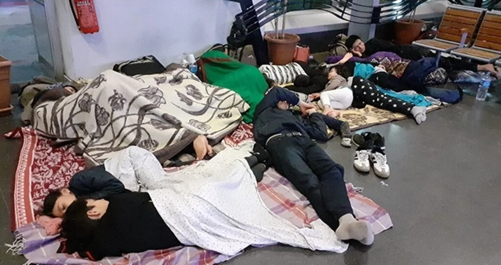 Yüzlerce insan yağmur sırasında terminale sığındı