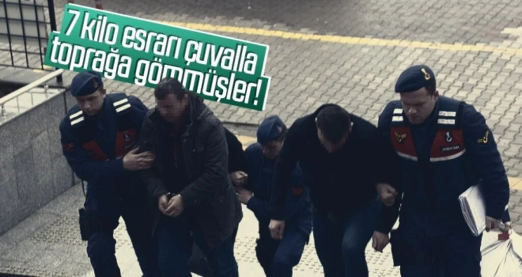 7 kilo esrarı çuvalla toprağa gömmüşler!