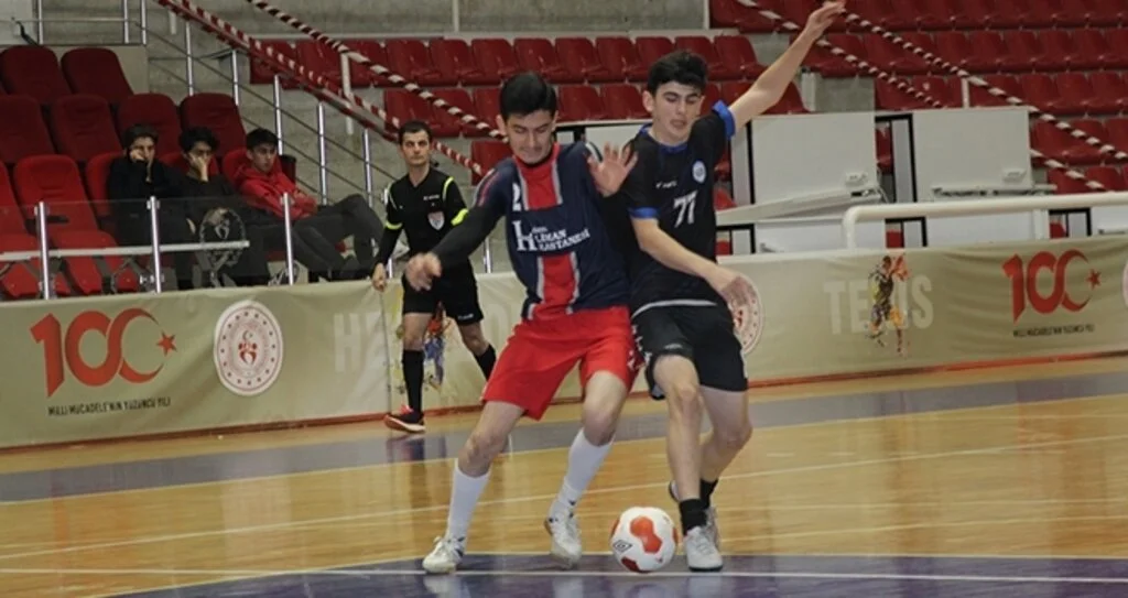 Ali Fuat Başgil Farklı Kazandı